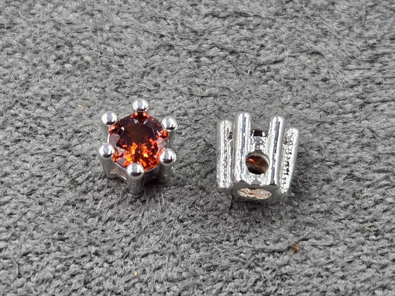 Бусина 4,5*4,5 мм з червоним стразом колір срібло (гіпоалергений сплав)