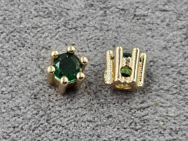 Бусина 4,5*4,5 мм с зеленим стразом колір золото (гіпоалергений сплав)