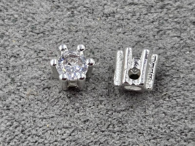 Бусина 4,5*4,5 мм з білим стразом колір срібло (гіпоалергений сплав)