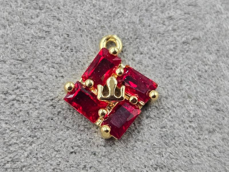 Підвіска 12*14 мм з червоними стразами колір лимонне золото (гіпоалергений сплав)