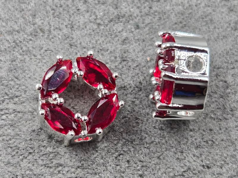 Бусина 10 мм з червоними стразами колір срібло  (гіпоалергений сплав)