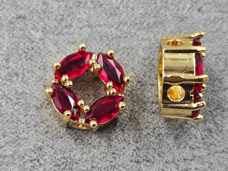 Бусина 10 мм з червоними стразами колір золото (гіпоалергений сплав)