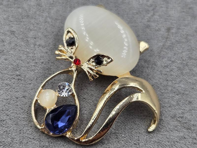 Брошка 40*45 мм з бежевим котячим оком