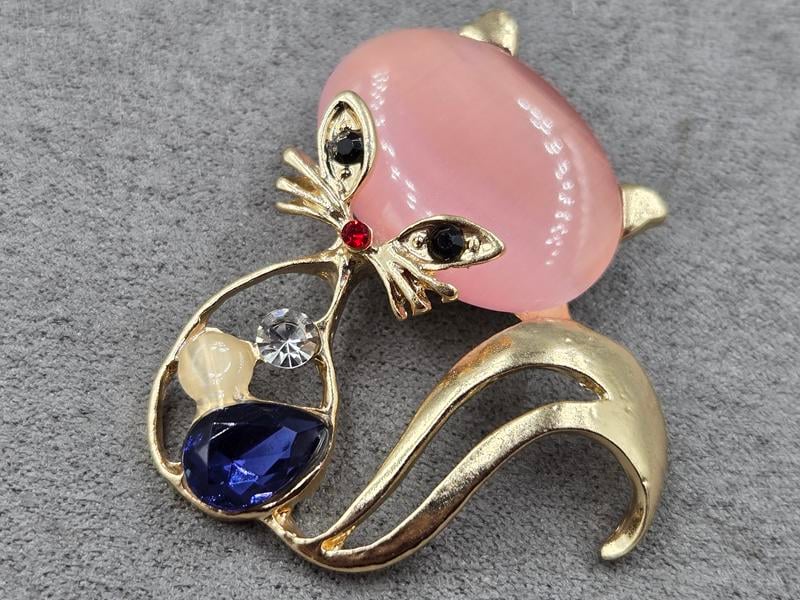 Брошка 40*45 мм з рожевим котячим оком