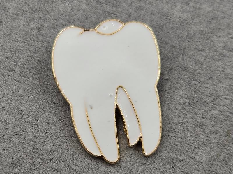 Брошка *зуб* 26*34 мм колір золото