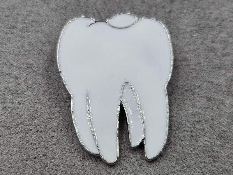 Брошка *зуб* 26*34 мм колір срібло
