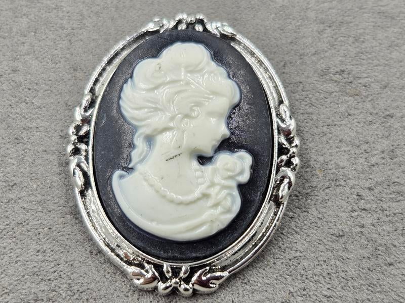 Брошка *камея* 30*38 мм колір срібло