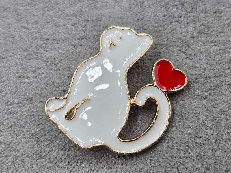 Брошка 20*25 мм біла в золоті