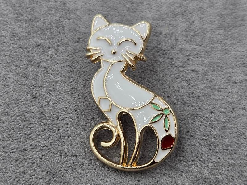 Брошка 17*29  мм біла в золоті