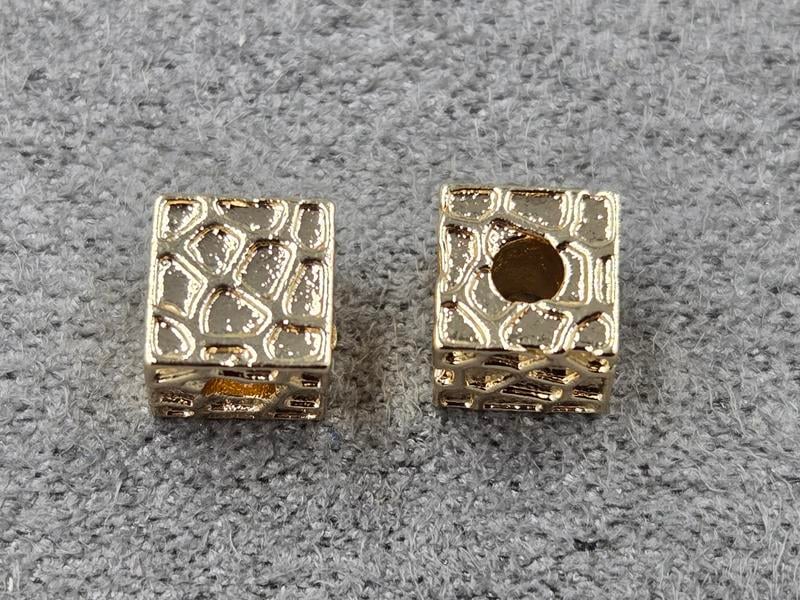 Бусина кубік 6 мм колір золото (гіпоалергений сплав)