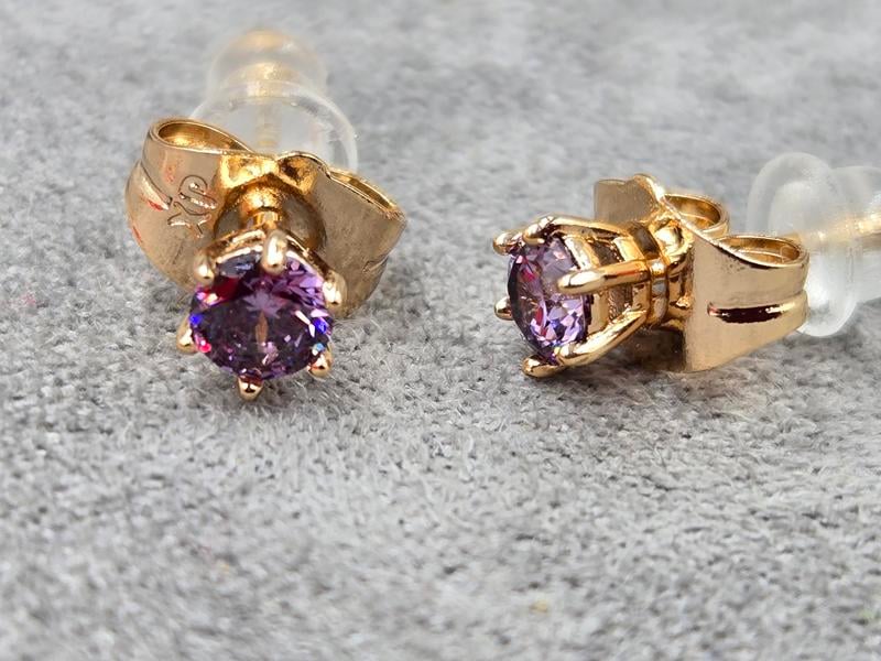 Гвоздики Xuping з аметистовим стразом 4 мм колір 18к