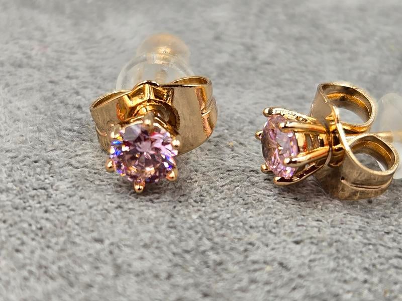 Гвоздики Xuping з рожевим стразом колір 18к