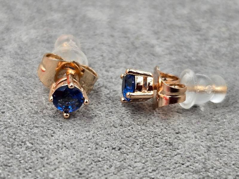 Гвоздики M&L Xuping з синім стразом 4 мм колір 18к