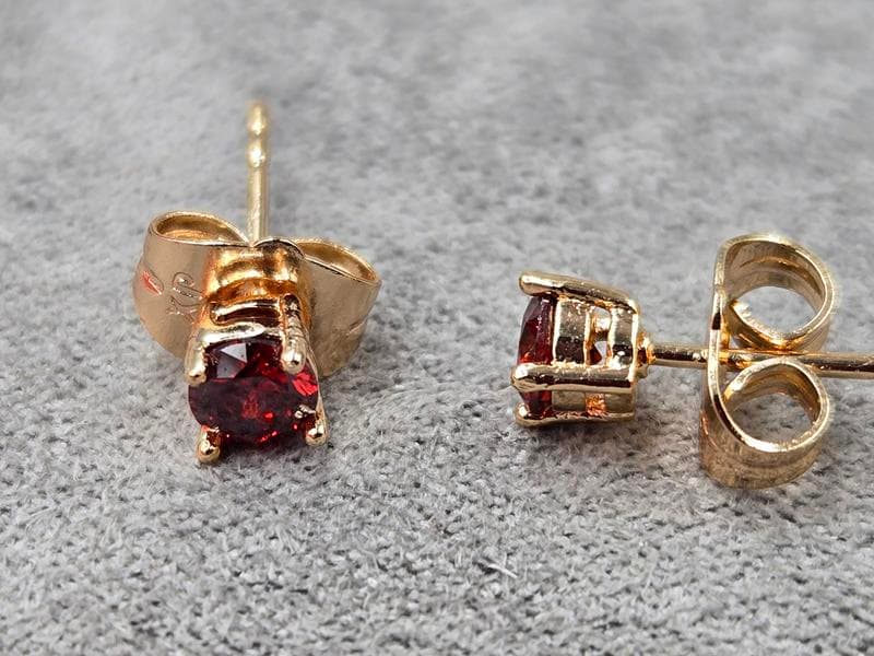 Гвоздики M&L Xuping з червоним стразом 4 мм колір 18к