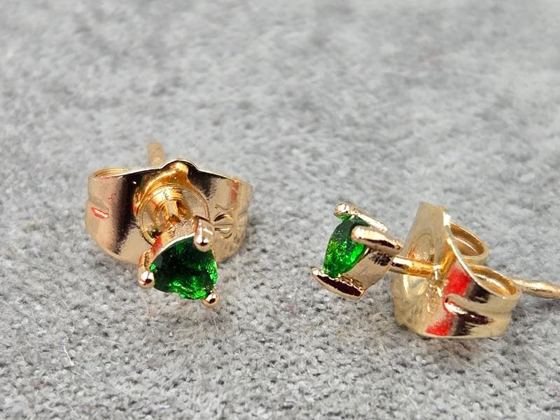 Гвоздики M&L Xuping серце с зеленим стразом 3 мм колір 18к