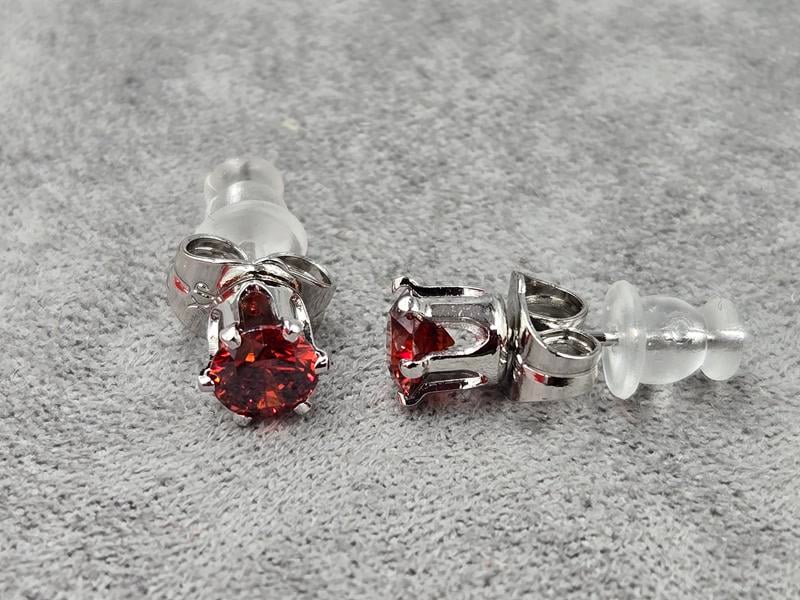 Гвоздики Xuping з червоним стразом 5 мм родій