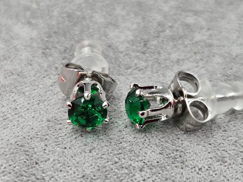 Гвоздики Xuping с зеленим стразом 5 мм родій